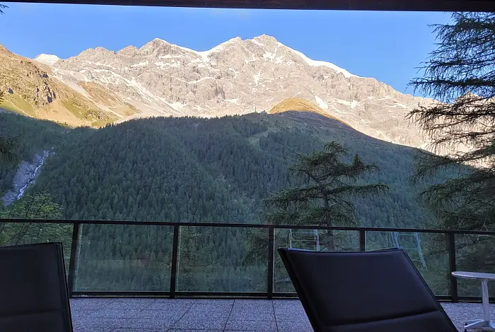 Terrasse mit Panoramablick auf die Berge bei Sonnenaufgang