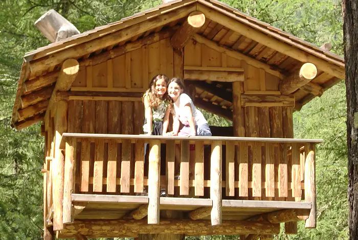 Kinder in einem Baumhaus im Wald