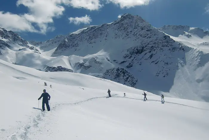 Schneeschuhwanderer im Neuschnee in den Bergen