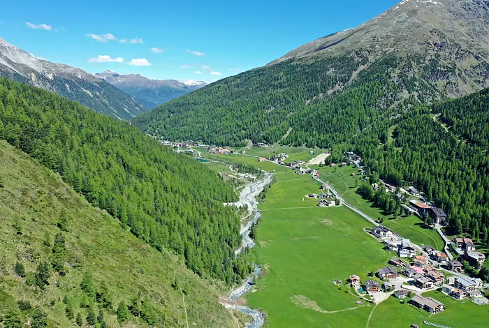 Luftbild von Sulden am Ortler an einem sonnigen Tag