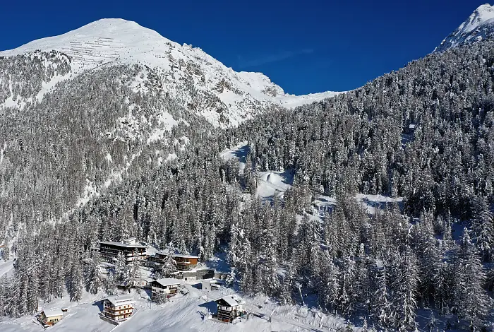 Luftaufnahme des Hotels Zebru in Sulden am Ortler im Winter