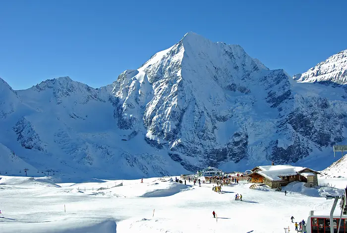 Après-Ski-Hütte und Glasiglu im Skigebiet in den Bergen