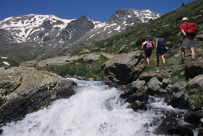 Wanderer auf einer Tour durch das Suldental entlang des Suldenbachs