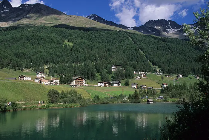 Blick auf den See und den Ort Sulden am Ortler im Sommer