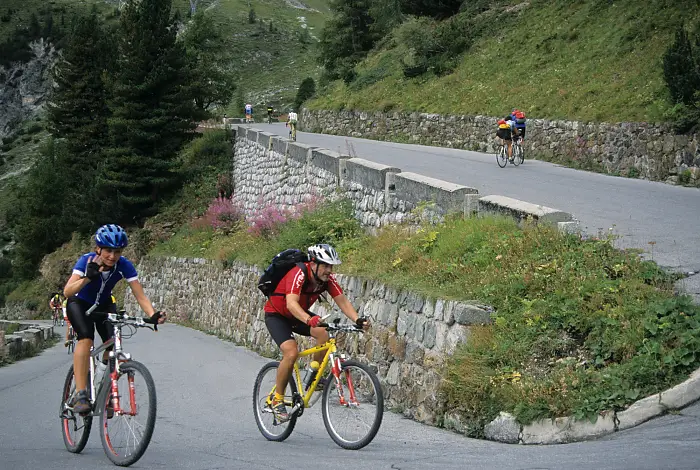 Radfahrer auf einer Tour durch das Suldental