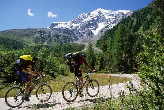Radfahrer auf einer Tour durch das Suldental