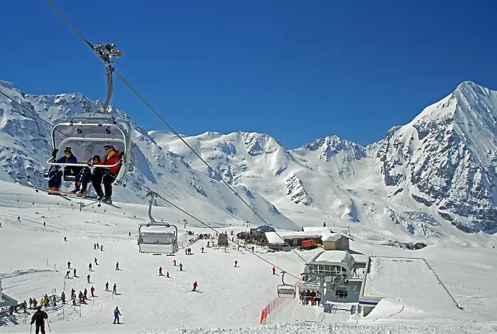 Skifahrer auf einer Seilbahn im Skigebiet